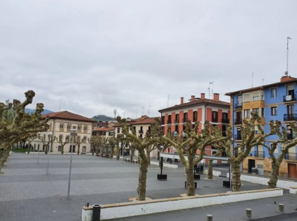 2020 ha sido un año de calles y plazas vacías, durante todo el día con el confinamiento de la primavera y de noche con el toque de queda de otoño./