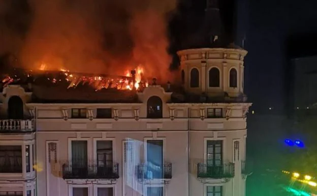 Espectacular incendio en un emblemático edificio de Jaca