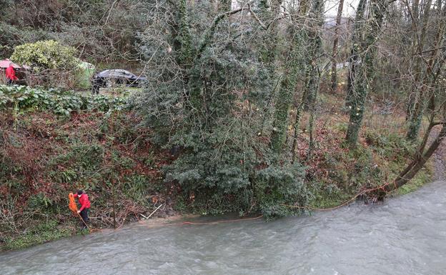 La Ertzaintza busca pruebas en la zona donde apareció el cadáver de una mujer donostiarra en Aizarnazabal