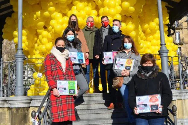 Los premiados en el concurso, tras recibir sus galardones en el kiosko de la plaza del Ensanche. /