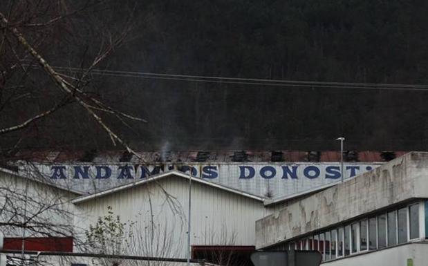 Aparatoso incendio en una empresa de andamios de Lezo