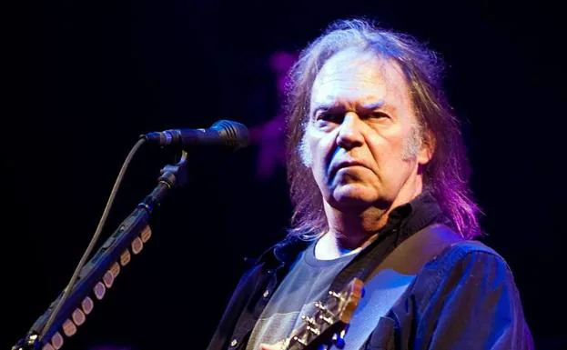 Neil Young sigue los pasos de Dylan