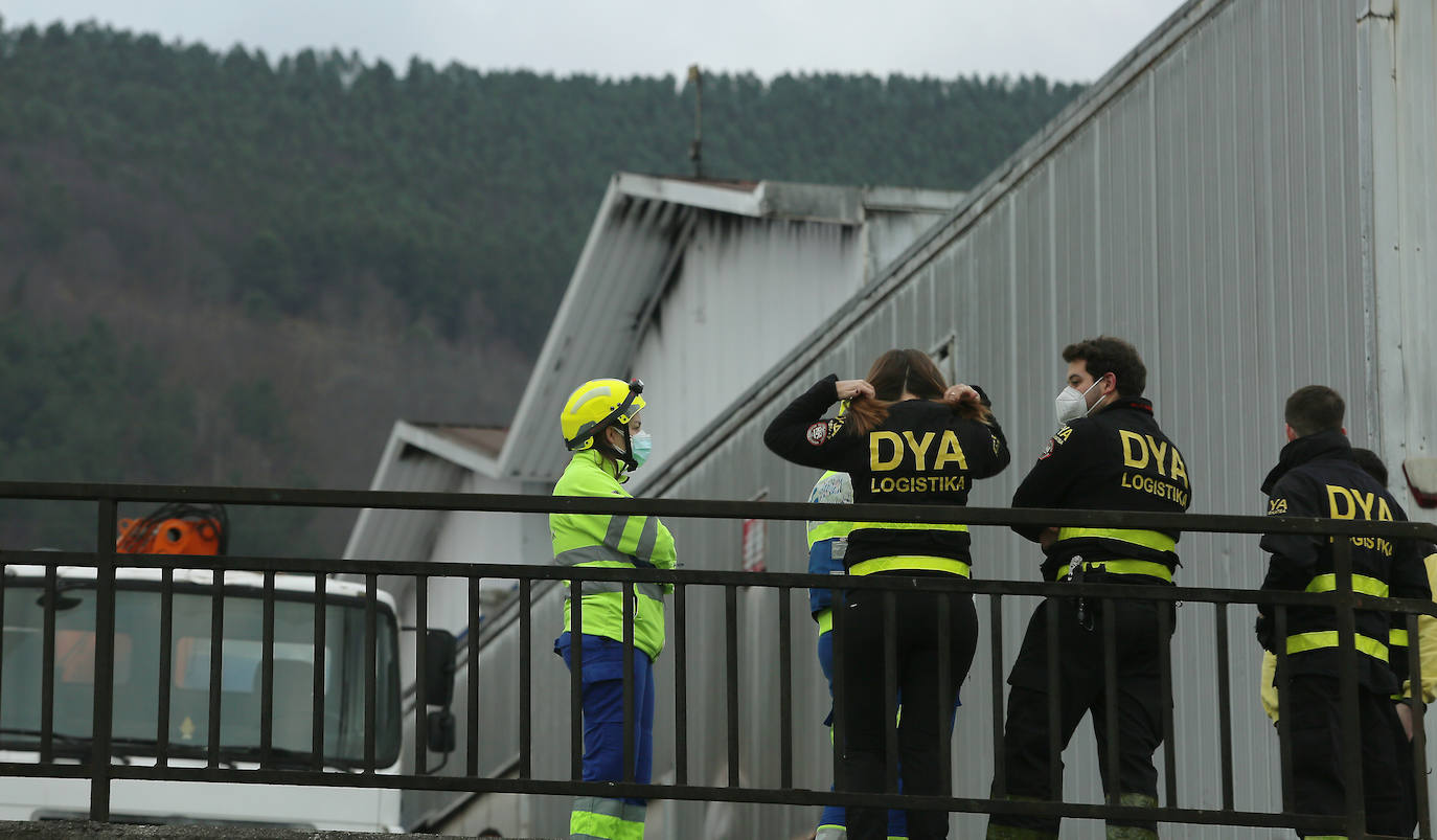 Aparatoso incendio en una empresa de andamios de Lezo