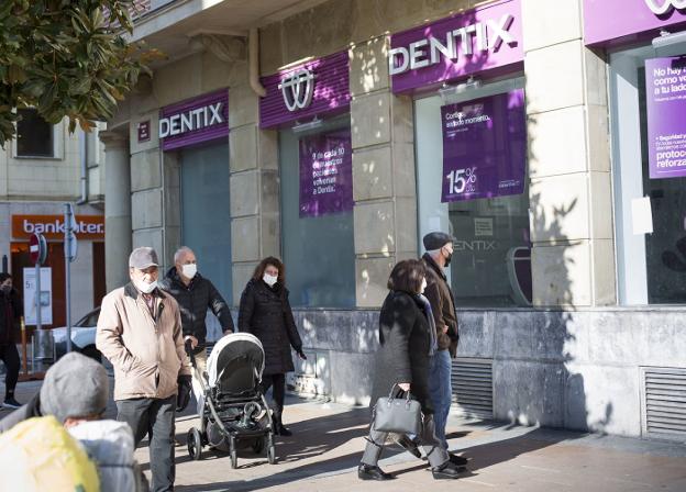 la clínica de Dentix de Irun, ubicada en el paseo de Colón, que permanece cerrada. / F. DE LA HERA