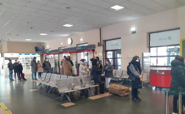 Decenas de viajeros se quedan en tierra en Gipuzkoa por la cancelación de trenes y aviones a Madrid