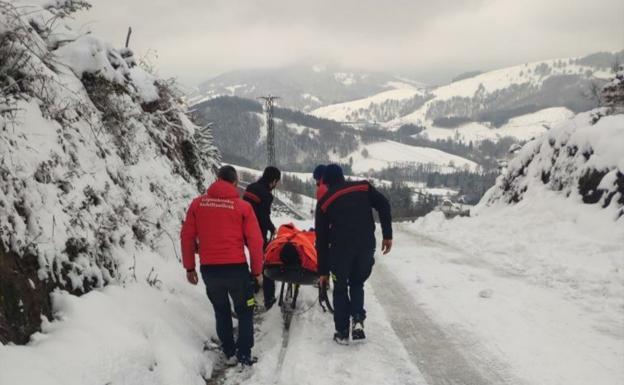 Varios traslados en ambulancia en Ataun y Berastegi por traumatismos y coches atrapados en la nieve