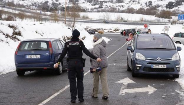 El juego del gato y el ratón entre urbanitas y la Ertzaintza en la Álava nevada