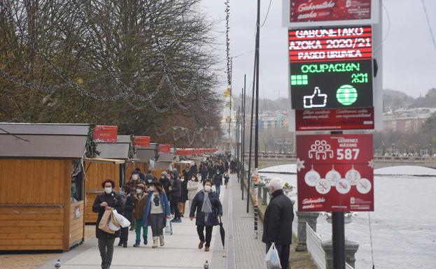 Las restricciones por el Covid reducen a la mitad la afluencia de público al mercado de Navidad