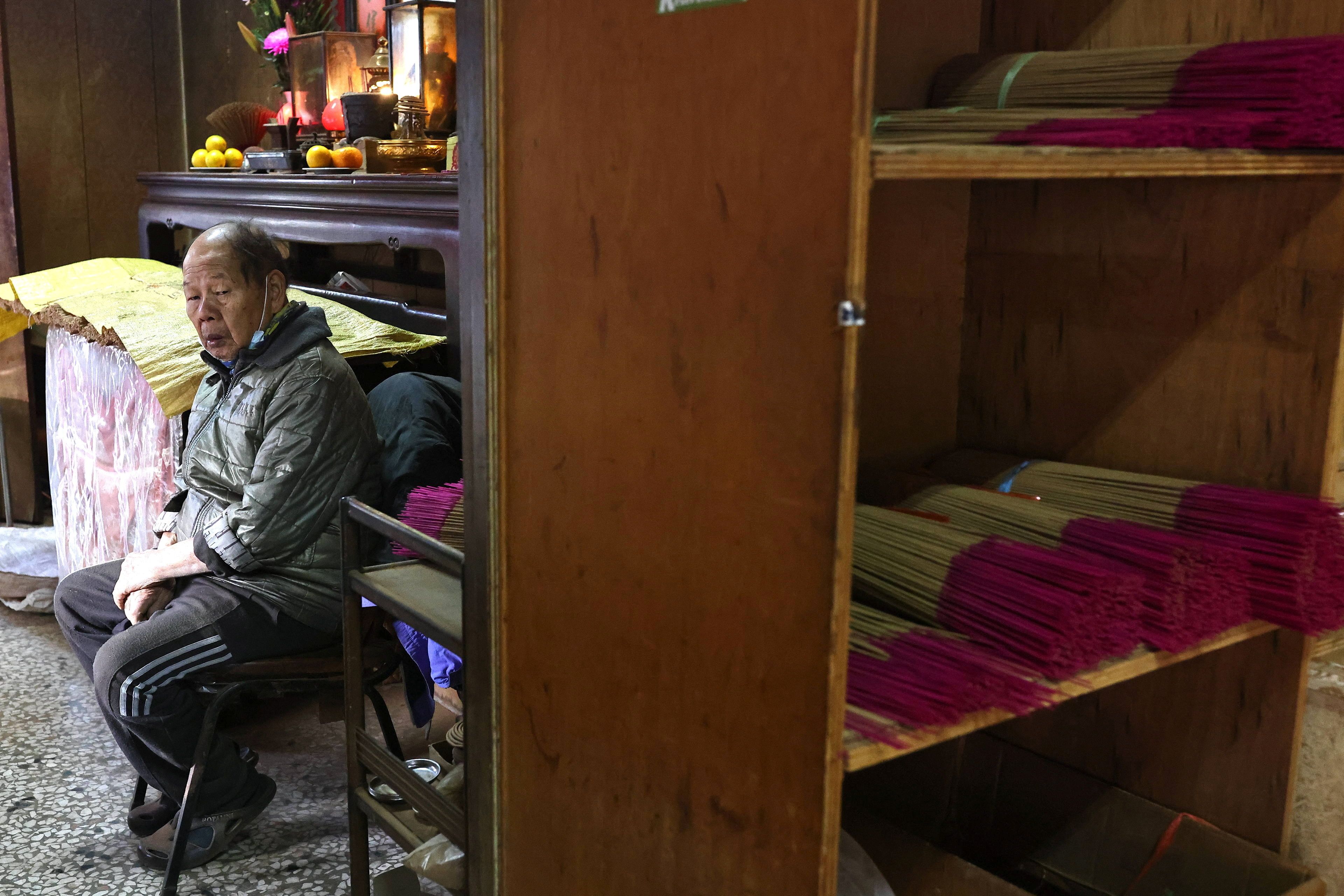 El arte de fabricar las varitas de incienso