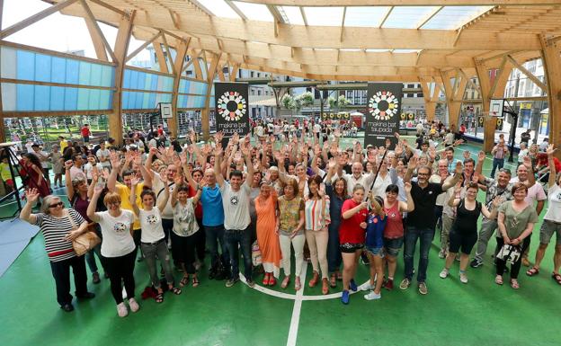 Rostros conocidos muestran su apoyo a la escuela pública vasca