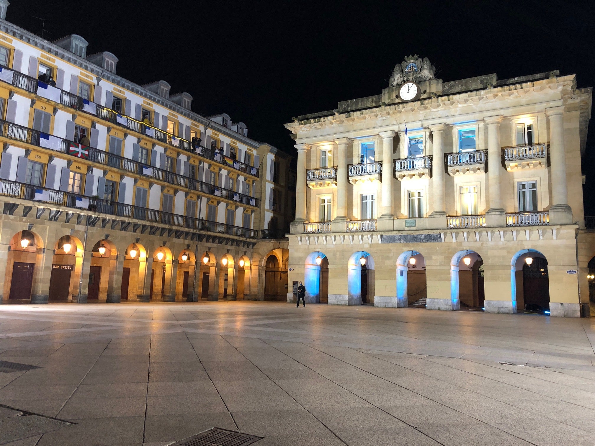 La 'consti' vive su inicio de fiesta de San Sebastián más solitario