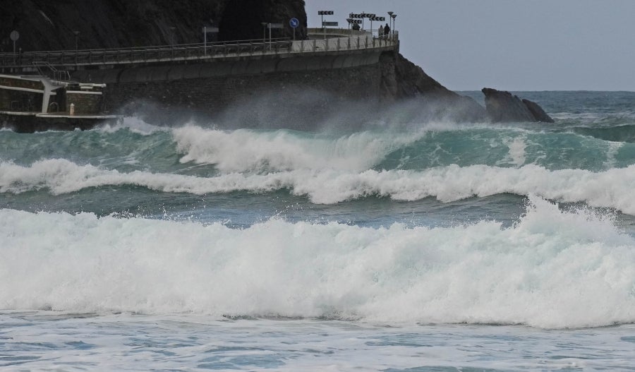 El fuerte oleaje golpea la costa