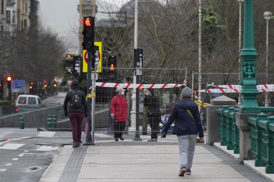 Viento, lluvia y grandes olas golpean la costa guipuzcoana