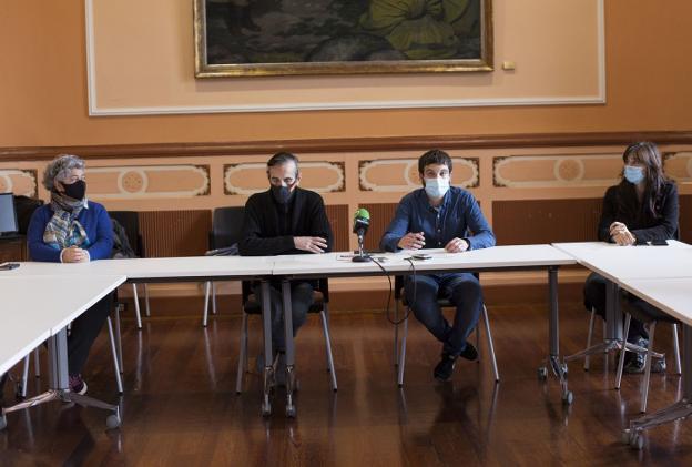 Eukene López, Santi Jiménez, David Nuño y Miren Echeveste comparecieron juntos ayer. / F. DE LA HERA