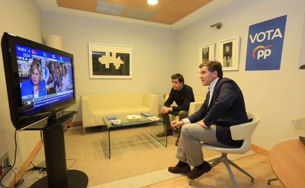 Génova coloca a Íñigo Arcauz de asistente del eurodiputado Mato, hermano de la exministra