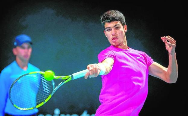 Carlos Alcaraz vence a su primer top 15 del mundo, David Goffin, con apenas 17 años