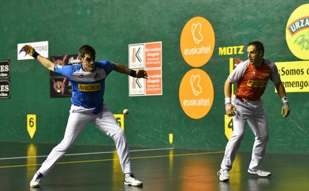 Joseba Ezkurdia se come a Aimar Olaizola II y Beñat Rezusta