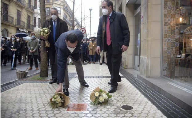 Los Múgica inauguran una placa en homenaje a su padre como «lugar de rebeldía y memoria»