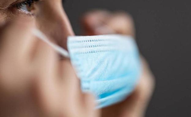 Declaran procedente el despido de una dependienta por negarse a usar bien la mascarilla