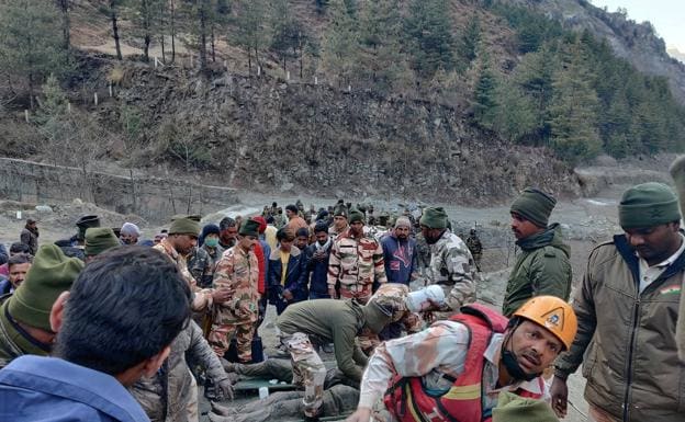 Cerca de 200 desaparecidos en el Himalaya tras desprenderse un glaciar