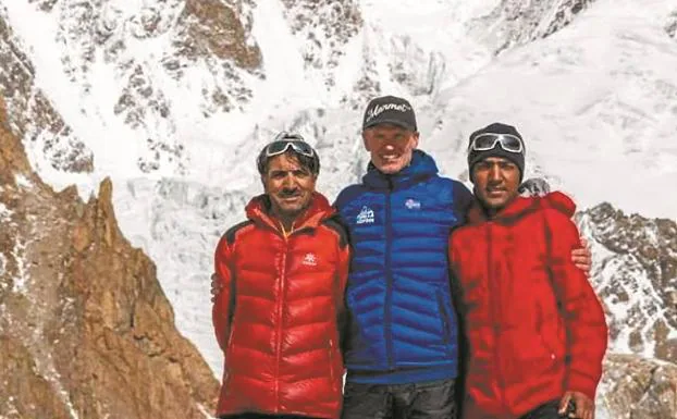Desaparecidos tres alpinistas que ya tenían que haber bajado del K-2