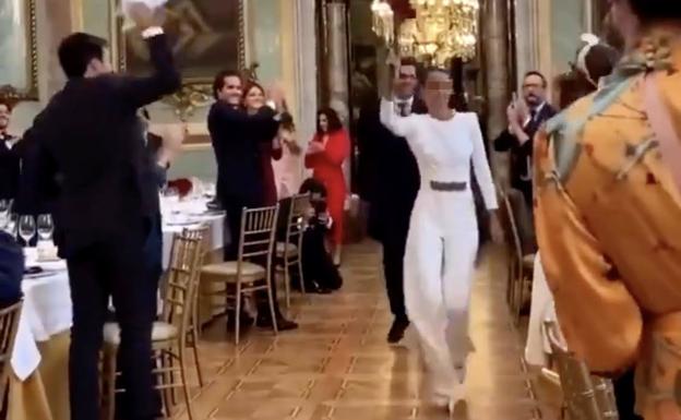 Polémica y contundente respuesta por la boda sin mascarillas ni distancias celebrada en Madrid