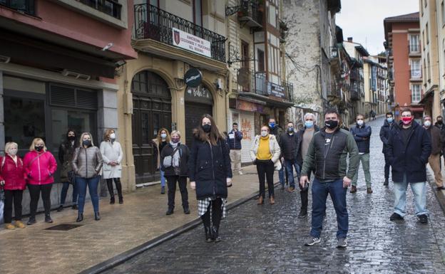 Representantes de los establecimientos hosteleros de Irun dieron a conocer su nueva asociación en la calle Mayor. / F. DE LA HERA