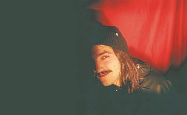 «¡Cuánta gente baila borracha cantando letras deprimentes!»