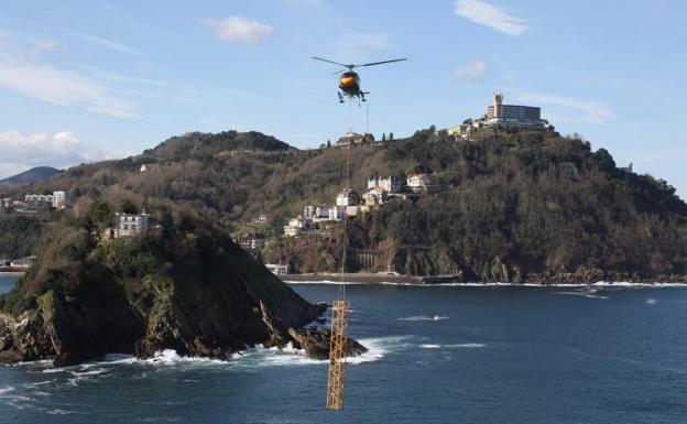 42 viajes en helicóptero para retirar la grúa del faro de la isla Santa Clara