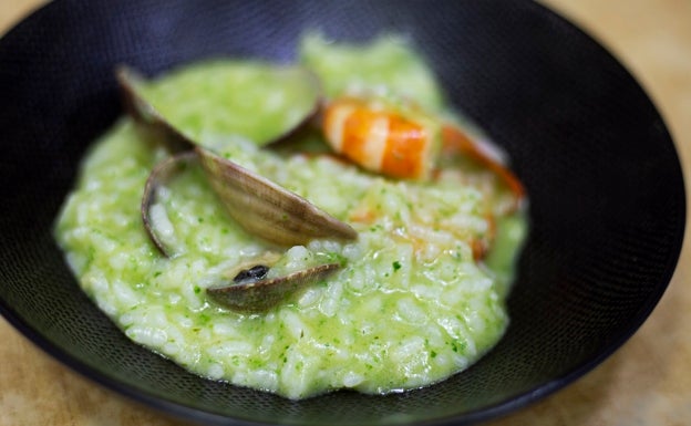 Receta de arroz caldoso de langostinos y almejas de Félix Belaunzaran