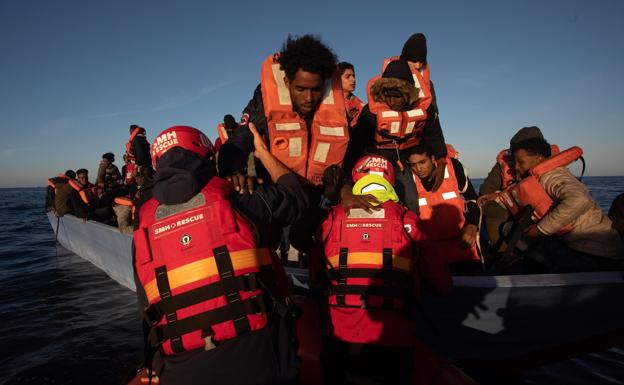 El 'Aita Mari' rescata en cinco horas a 148 personas a la deriva cerca de la costa de Libia