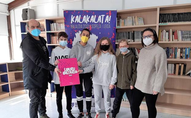 Abiatu da ikastolaz ikastola osatzen joango den 'Liburu ibiltaria'