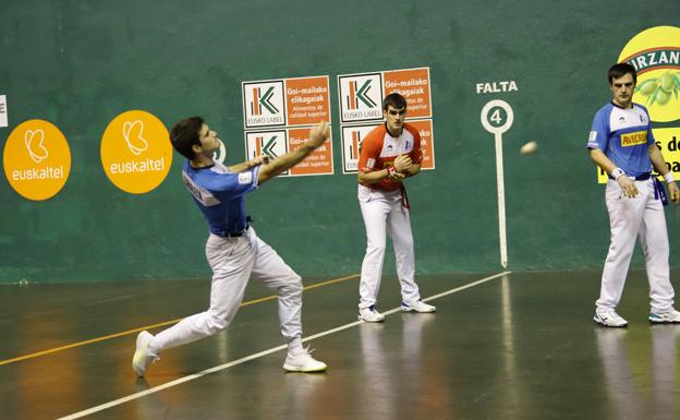 «Hace buena con un solo dedo»