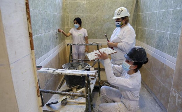 La brecha salarial entre mujeres y hombres roza en Euskadi los 7.500 euros