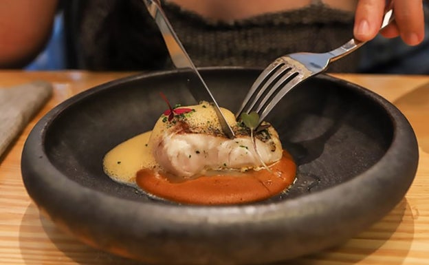 Receta de merluza con crema de txangurro y bomba líquida de jugo de morrones de David Arellano