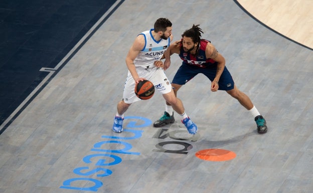 El Acunsa GBC, con una trainera en una batalla de portaviones