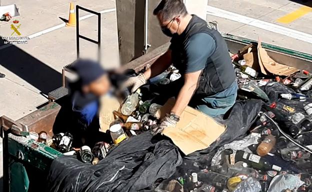 La Guardia Civil rescata a 41 personas en el puerto de Melilla ocultas en bateas entre restos de vidrios y cenizas