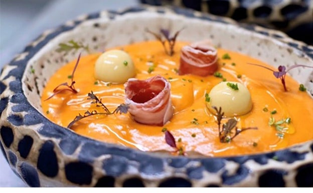 Receta de salmorejo con helado de aceite de oliva y jamón ibérico de