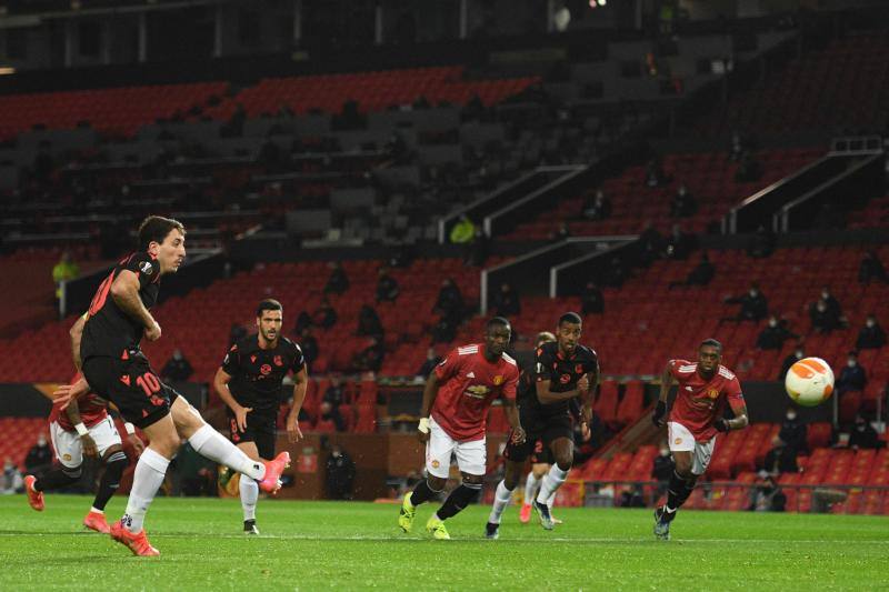 Mikel Oyarzabal marra un penalti para adelantar a los txuri - urdin en Old Trafford