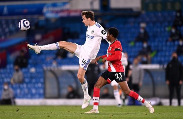 Diego Llorente juega su primer partido completo en el Leeds
