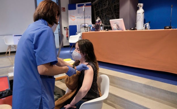 Más colectivos se suman a la vacuna
