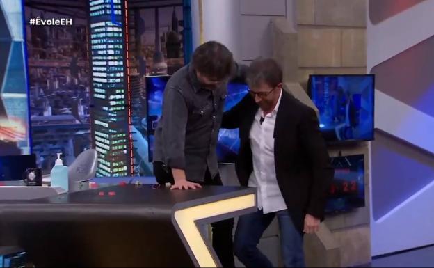 Susto en 'El Hormiguero': Jordi Évole tuvo que ser auxiliado por Pablo Motos en directo
