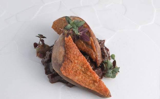 Receta de pichón de Bresse con ragú de sus interiores y pera-sechuan de Dani López