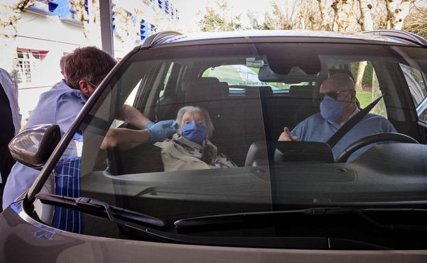 Osakidetza no localiza a 800 centenarios que se debían vacunar contra el Covid esta semana