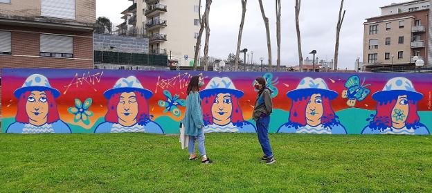 La artista irunesa Maialen Arocena firma el mural del parque de Gain Gainean