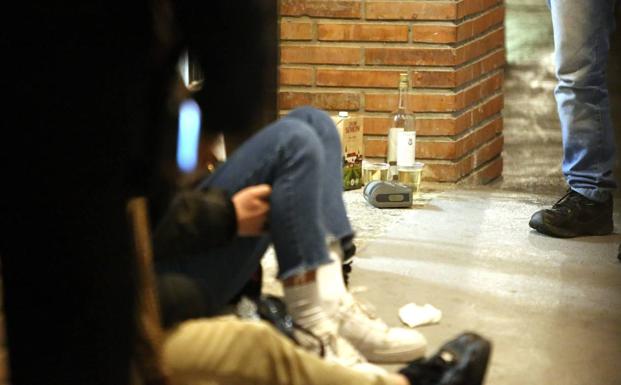 La Ertzaintza sanciona a 11 personas en Bergara por hacer botellón y a 27 en Irun por beber en la vía pública en un cumpleaños