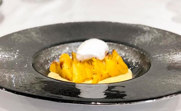 Receta de piña aromatizada a la plancha sobre natillas y helado de vainilla