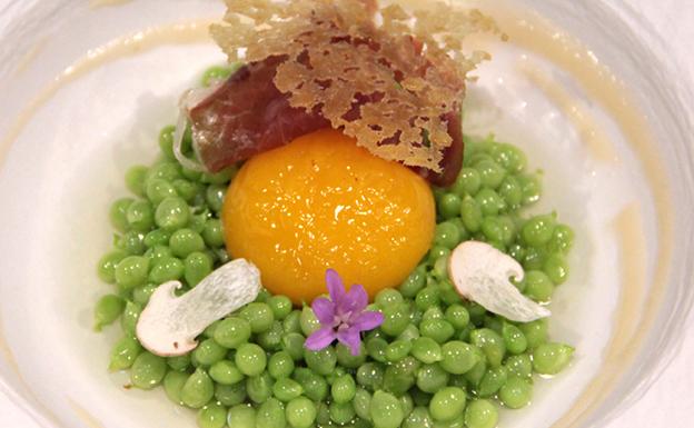 Guisante Lágrima a la parrilla, caldo de Jamón y toffé cebolleta