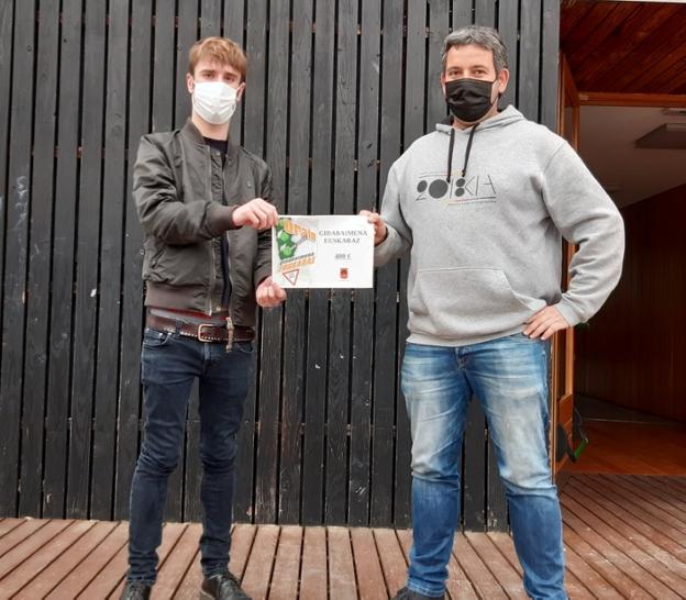 Mattin Aierbe Zubeldiak saria eskuratu du gidabaimena euskaraz ateratzeagatik