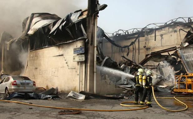 Un aparatoso incendio calcina un almacén de una empresa de aislamientos en Oiartzun